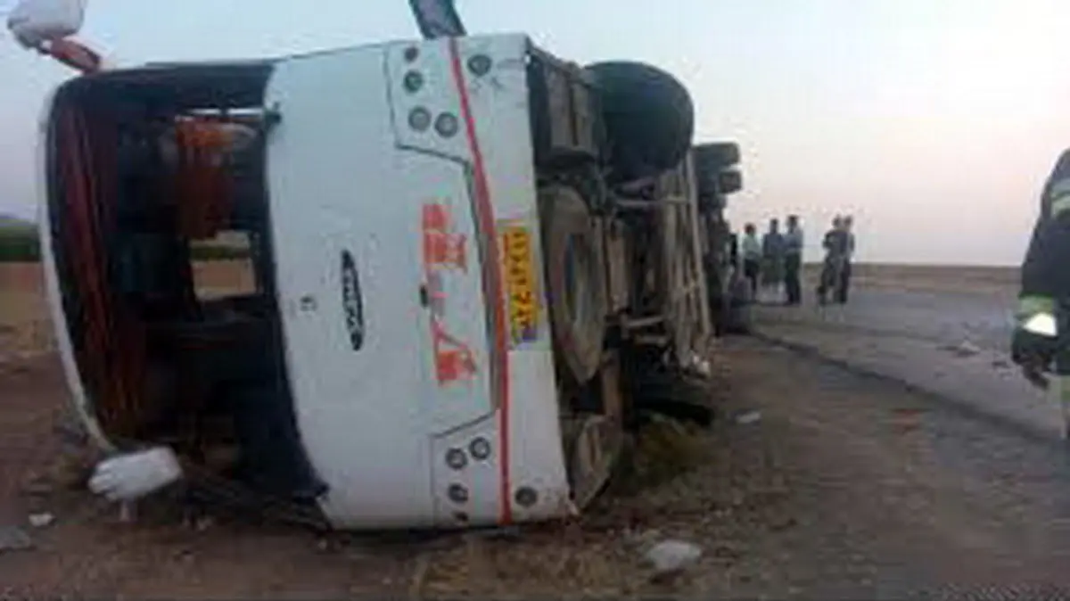 واژگونی اتوبوس در محور شیراز/22 نفر آمار مصدومان حادثه