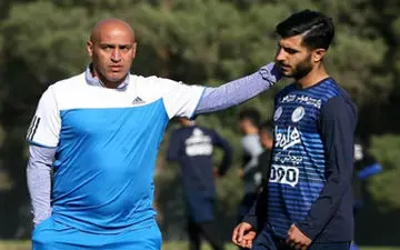 مهاجم آبی پوش هم تیمی خود را  تهدید کرد/عکس