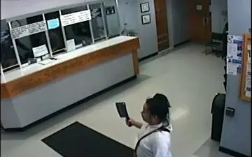 گروگان گیری یک زن با ساطور در اداره پلیس