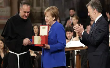 مرکل برنده جایزه "چراغ صلح" شد