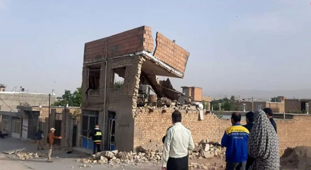انفجار منزل مسکونی فاجعه آفرید / مرد 60 ساله معجزه آسا نجایت یافت