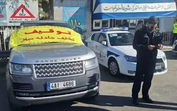 
توقیف سواری با سرعت ۲۰۰ کیلومتر توسط تیم‌های ضربت پلیس راه قم
