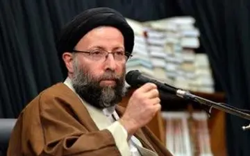 روحانی که بدون عمامه در مناطق سیل‌زده بیل به دست گرفت +فیلم 