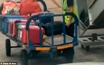 دستبرد کارمند فرودگاه به چمدان مسافران! +فیلم 
