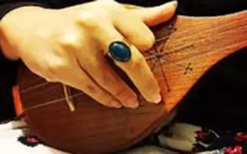 نوازندگی توریست آلمانی در جزیره هرمز