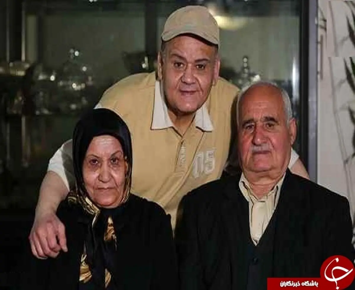 اکبر عبدی در کنار پدر و مادرش 