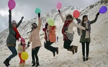 خوشگذرانی خانم های ایرانی پس از بارش برف