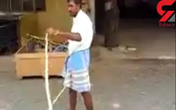 جاساز کردن مار بزرگ در لباس + فیلم 