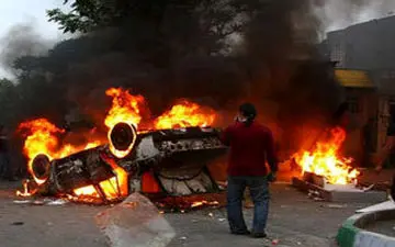 آشوبگران کم تعداد بوشهر، زورشان به چند مجسمه رسید + فیلم