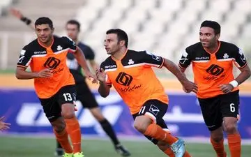 رضایی:داور پنجاه پنجاه را به نفع پرسپولیس می گرفت