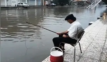 ماهیگیری با قلاب در خیابان!! + فیلم 