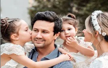 سلفی شاهرخ استخری با زیرپیراهن رکابی/ راحت باش ولی نه اینقدر آخه + عکس