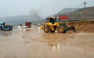 جاده مسدود شده پس از زلزله خشت کازرون بازگشایی شد