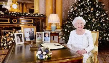 تصویری از ملکه الیزابت در جشن کریسمس