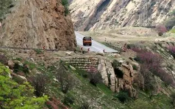 ریزش جاده خرم آباد به معمولان به دلیل سیلاب