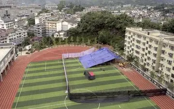 پیدا شدن اسکلت انسان در زمین فوتبال مدرسه!