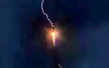 لحظه اثابت صاعقه به موشک "سویوز" روسیه 