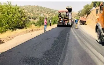 اجرای همزمان بهسازی و روکش آسفالت محورهای مواصلاتی استان با 11 اکیپ فعال