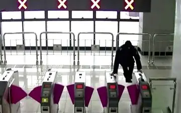 اقدام انسان‌دوستانه پلیس در ایستگاه مترو +فیلم 