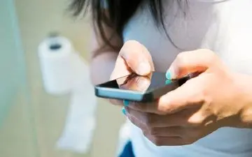 هرگز با تلفن همراه خود به توالت نروید