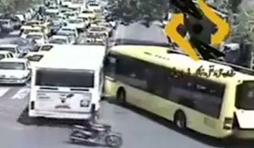 تصادف اتوبوس‌های شرکت واحد بخاطر لج‌بازی رانندگان!+فیلم