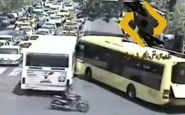 تصادف اتوبوس‌های شرکت واحد بخاطر لج‌بازی رانندگان!+فیلم