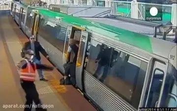 گیر کردن پای مرد تو شکاف مترو وهزاران نفر برای کمک کردن+فیلم