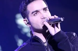 عطسه ناگهانی محسن یگانه وسط اجرا؛ خنده خودش سالن را ترکاند + ویدئو