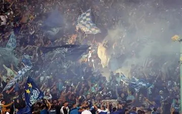 شعار هواداران استقلال علیه پرسپولیس و اعتراض مربیان شمس آذر به اعلام پنالتی/ هاشمی‌نسب همچنان روی سکوها 