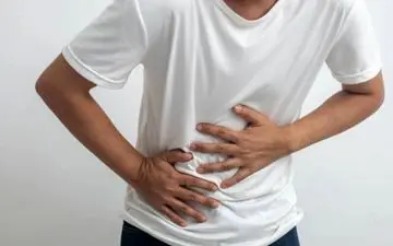 درد سمت راست شکم را نادیده نگیرید؛ شاید بدن‌تان دارد فریاد کمک می‌زند!