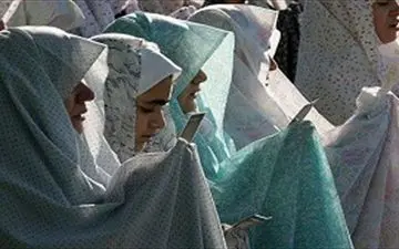 آیا پوشاندن کامل چانه در نماز واجب است؟ 