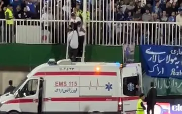 انتقال تماشاگر مصدوم استقلال با آمبولانس + ویدئو