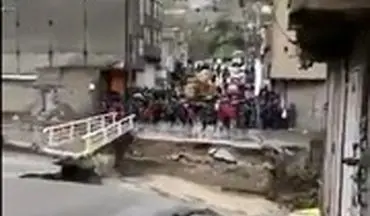 جیغ و سوت مردم خرم‌آباد هنگام فروریختن پل شهرشان!
