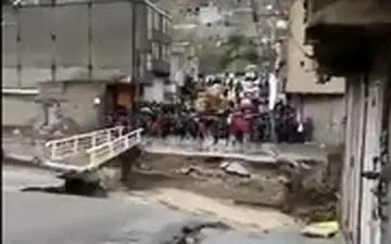 جیغ و سوت مردم خرم‌آباد هنگام فروریختن پل شهرشان!