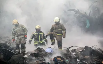 
حرارت در زیر آوار بسیار بالاست/امیدی به زنده یافتن آتش‌نشانان گرفتار در میان آوار نیست