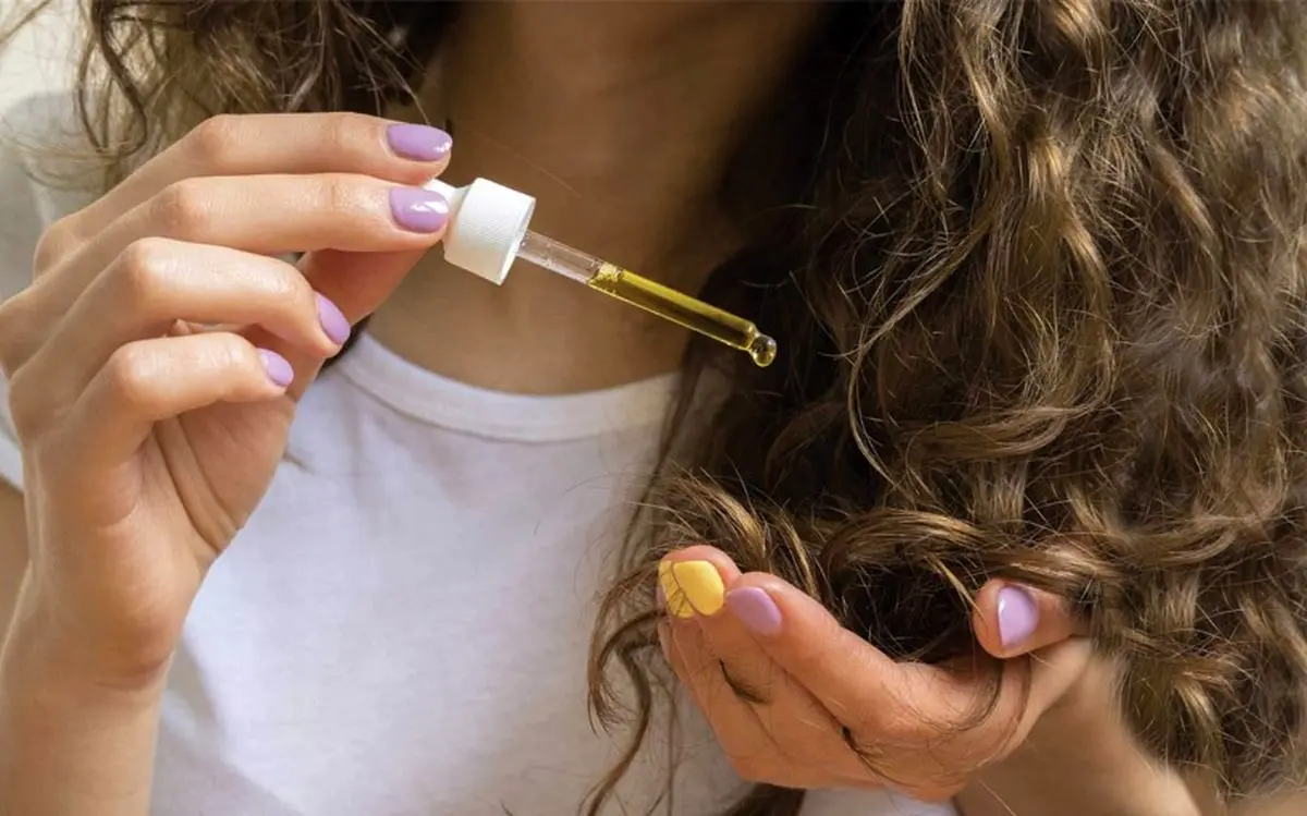 سرم مو: راز زیبایی و سلامت موهای شما|  9 دلیل برای اضافه کردن این محصول به روتین مراقبت از مو
