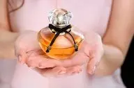 لاکچری‌ترین عطر زنانه؛ انتخابی شیک و جذاب برای تمام فصل‌ها