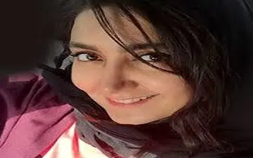 سلفی الهه شه پرست با پوشش و گریمی جالب در یک نمایش (عکس)