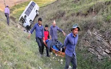واژگونی یک دستگاه مینی‌بوس با ۱۶ سرنشین