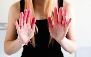 چطور لکه رنگ مو را پاک کنیم؟ترفندهای لکه‌بری از سطوح، پوست و موها