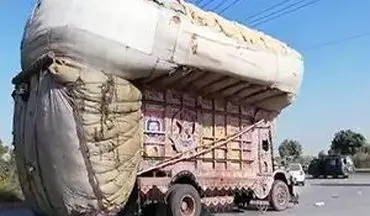 شیوه عجیب جابه‌جایی بار با کامیون حادثه ساز شد + فیلم 