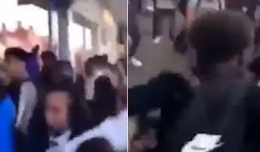 درگیری فیزیکی شدید دانش آموزان در خیابان! +فیلم 