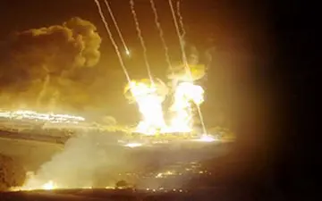 نمای نزدیک از حمله هوایی به پایگاه نظامی ارتش سوریه + فیلم