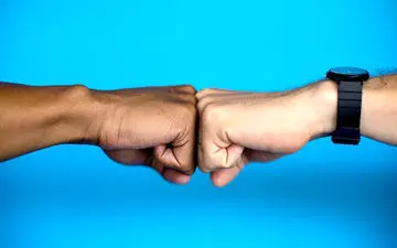 دست دادن به هر شکلی ممنوع/واکسن کرونا تا پایان سال میلادی به دست مردم می رسد!