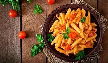 طرز تهیه ماکارونی فرمی بدون آبکش با مرغ و سبزیجات، روشی سریع و خوشمزه