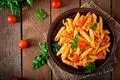 طرز تهیه ماکارونی فرمی بدون آبکش با مرغ و سبزیجات، روشی سریع و خوشمزه