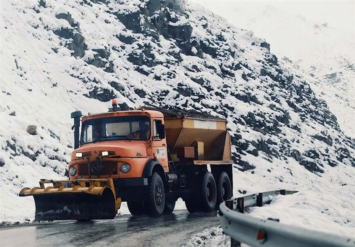 وضعیت راه‌های کشور؛ ترافیک سنگین در جاده چالوس/ بارش برف و باران در جاده‌های ۳ استان 