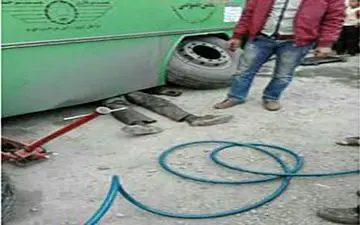 عکس له شدن سر راننده زیر لاستیک اتوبوس