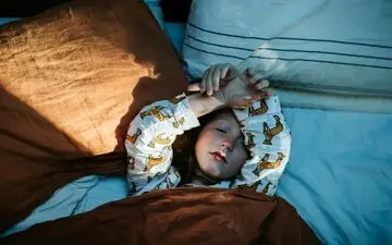 حرف زدن در خواب در کودکان و نوجوانان: چه موقع آن را نادیده بگیریم و چه موقع به متخصص مراجعه کنیم؟