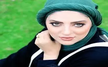 سلفی هلیا امامی از نمایی نزدیک